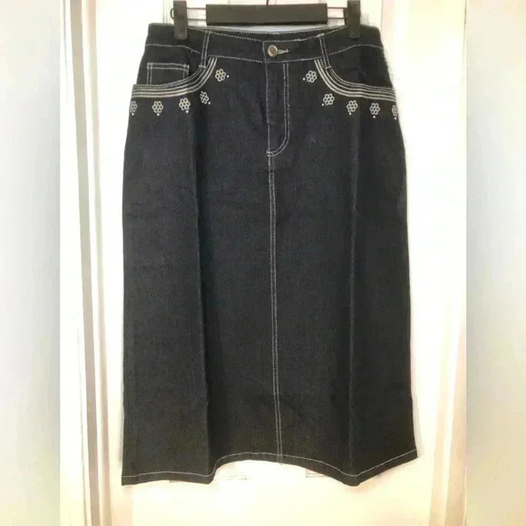 Women’s jean skirt with flower accents size 6P - Picture 8 of 13